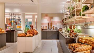 Tägliches Frühstücksbuffet (28 EUR pro Person)