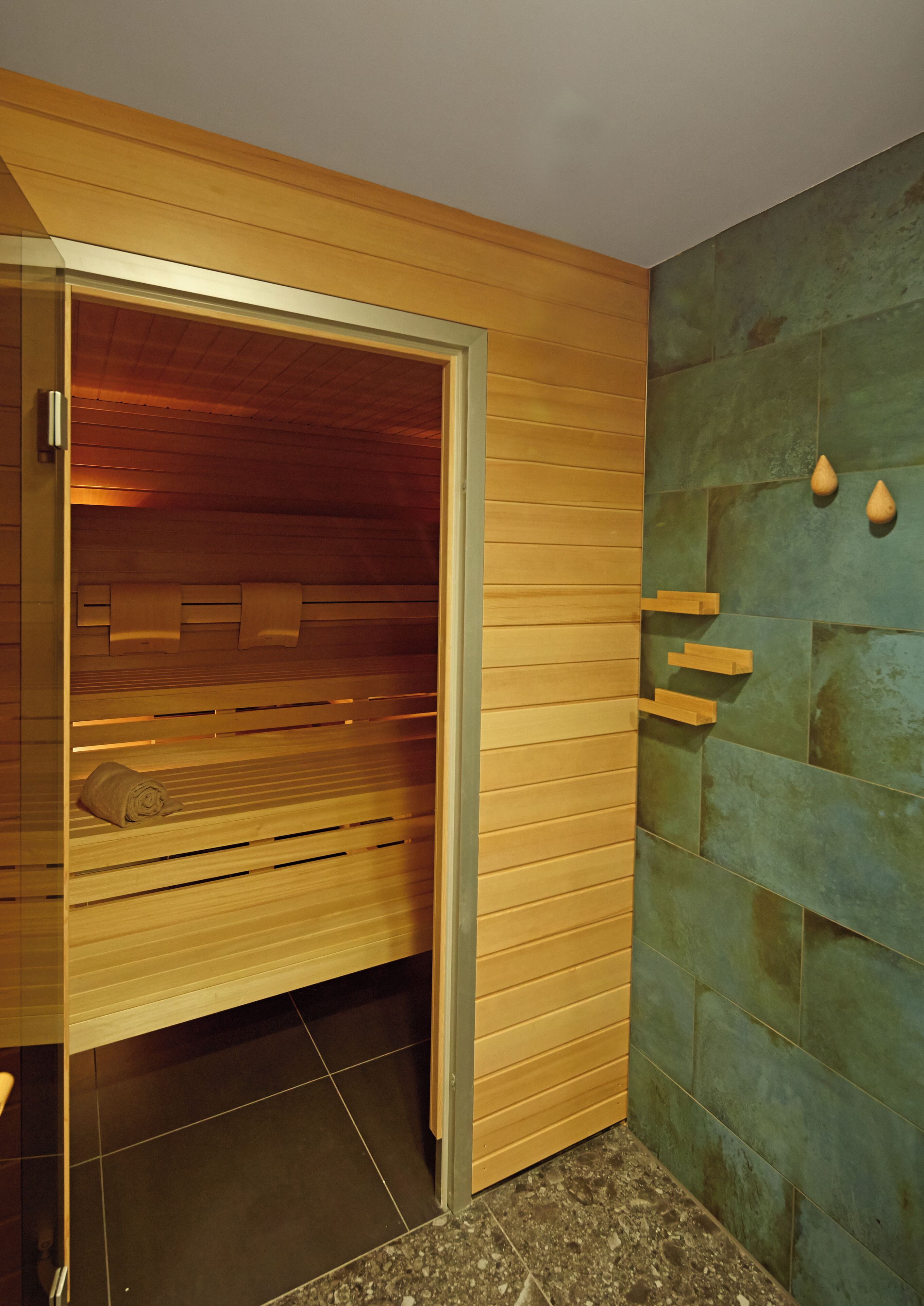 Un sauna avec des bancs en bois et un sol carrelé.