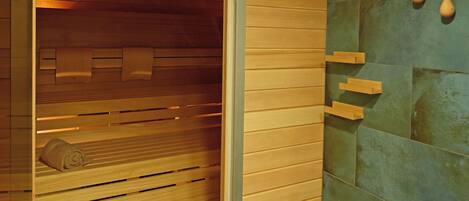 Un sauna avec des bancs en bois et un sol carrelé.
