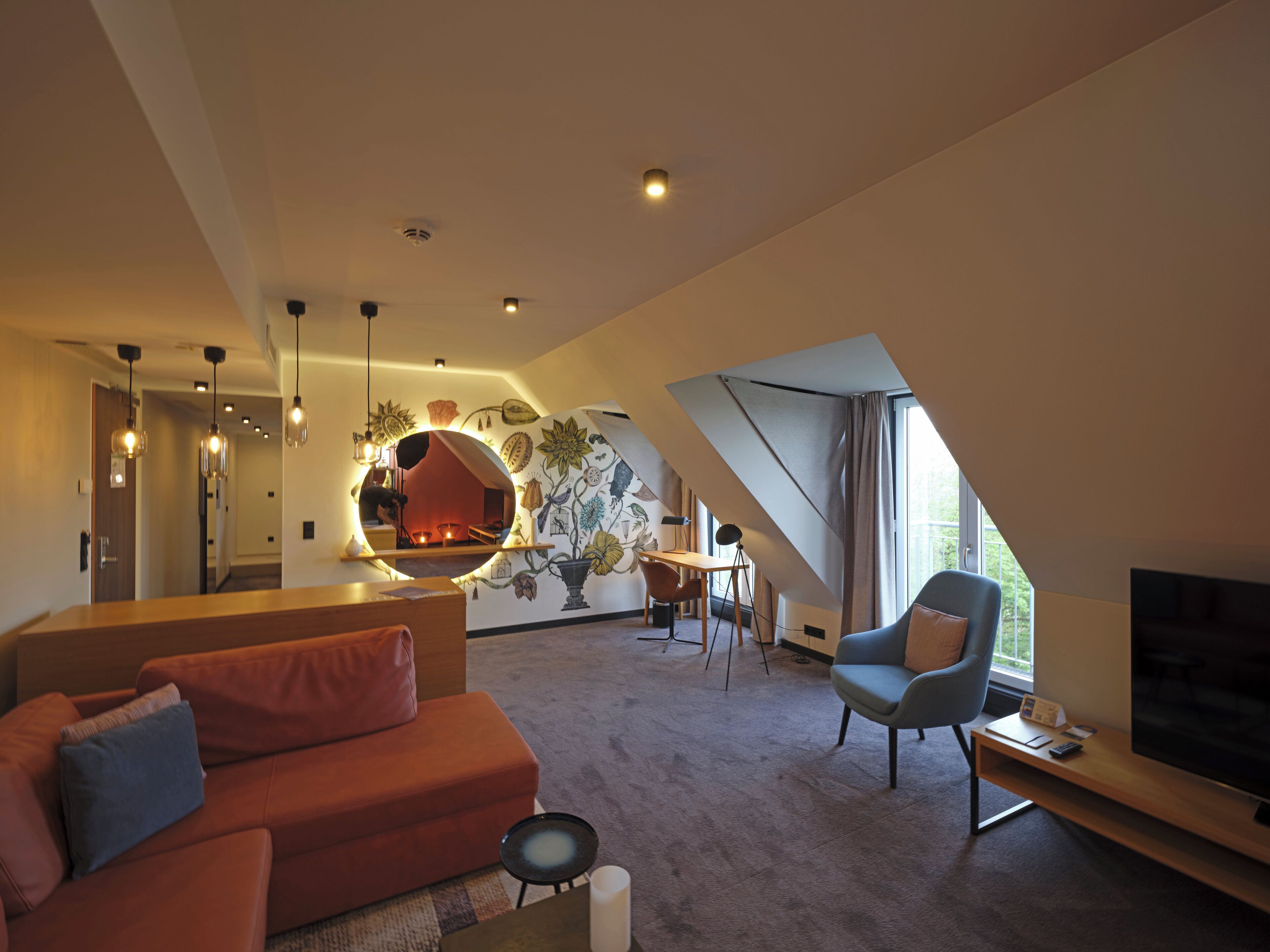 Superior Suite with Skyline View | Aire de séjour | Téléviseur de 55 po avec télévision par satellite, planchers chauffants