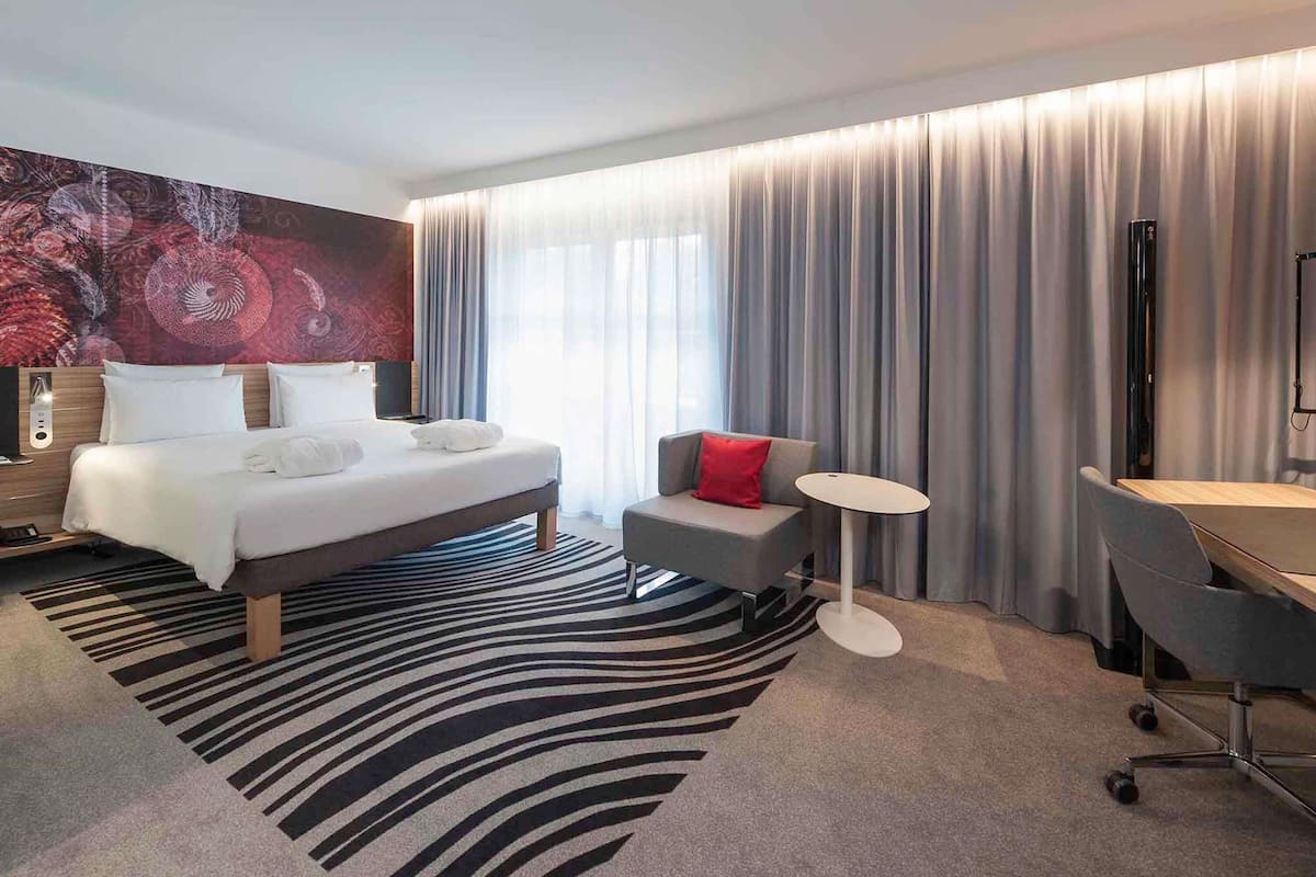 1 bedroom, hypo-allergenic bedding, in-room safe, laptop workspace