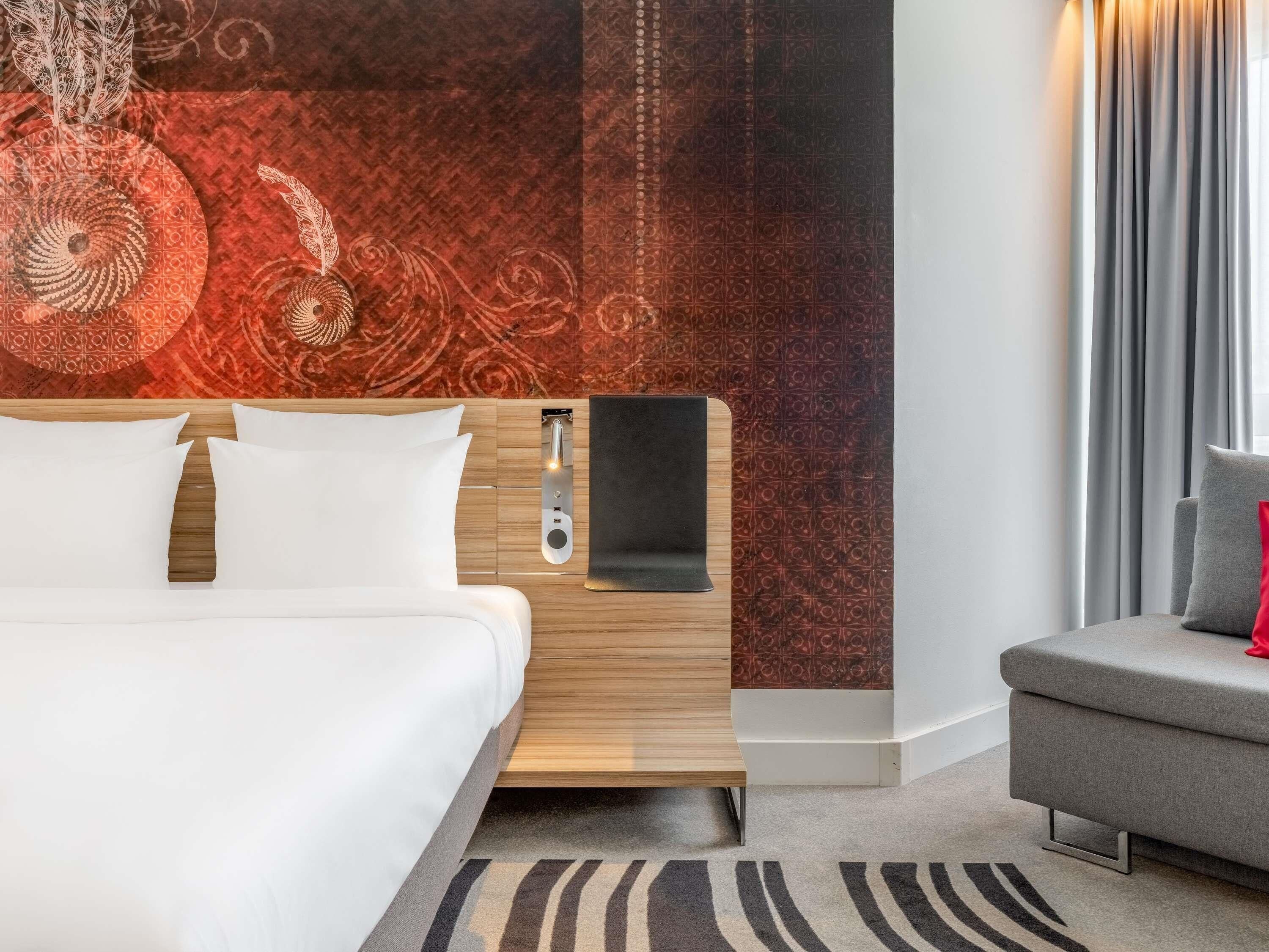 Allergitestet sengetøy, safe på rommet og skrivebord for bærbar PC