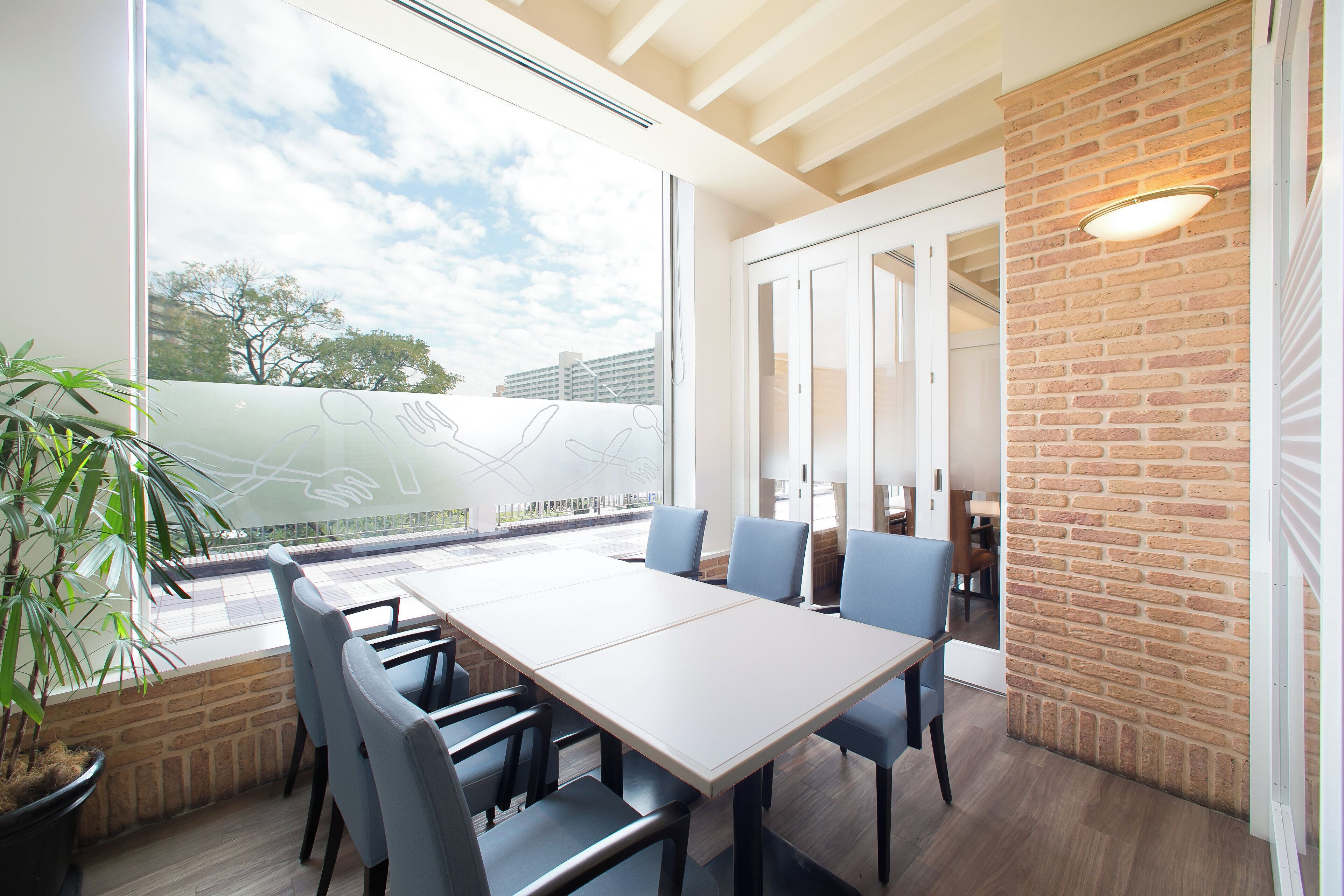 2 restaurants, breakfast served