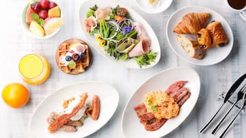 2 restaurants servant le déjeuner, le dîner et le souper