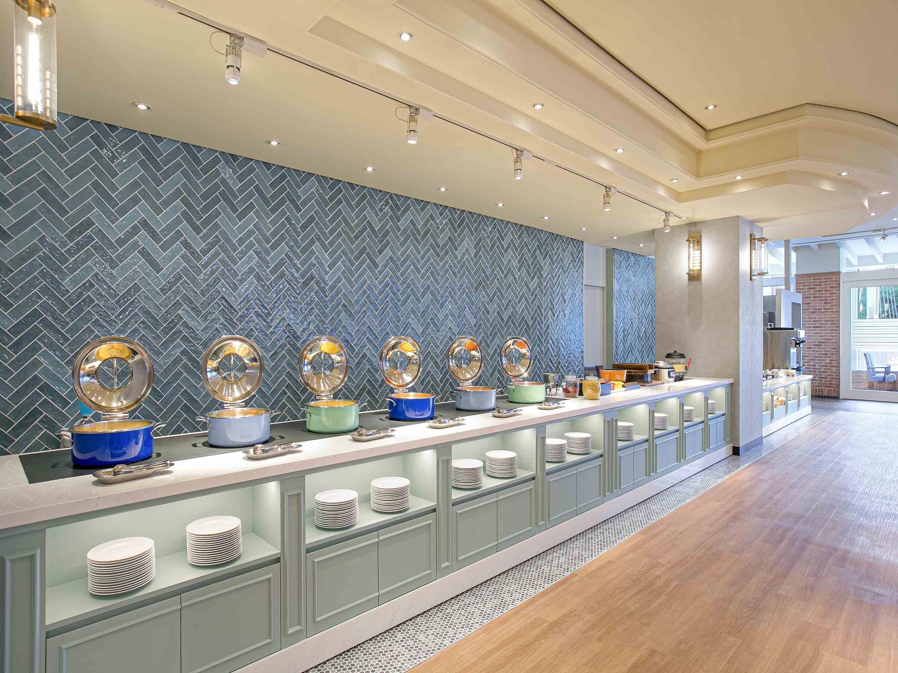 2 restaurants servant le petit déjeuner, le déjeuner et le dîner