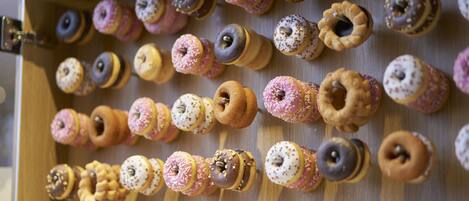 Una vitrina con una variedad de donas.