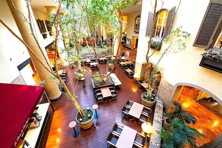 Lobby lounge. Oriental Hotel Tokyo Bay