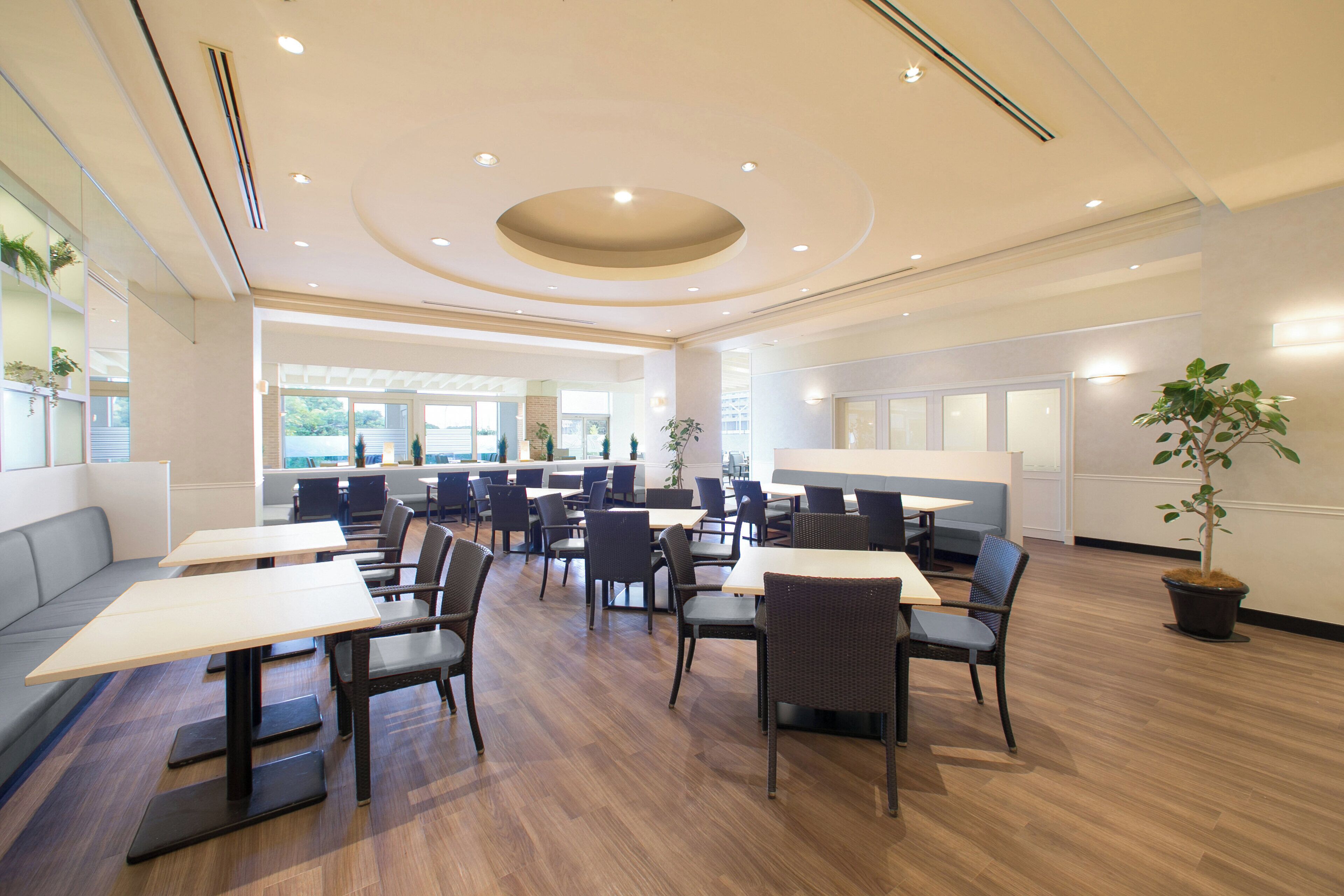 2 restaurants; breakfast, lunch and dinner served 