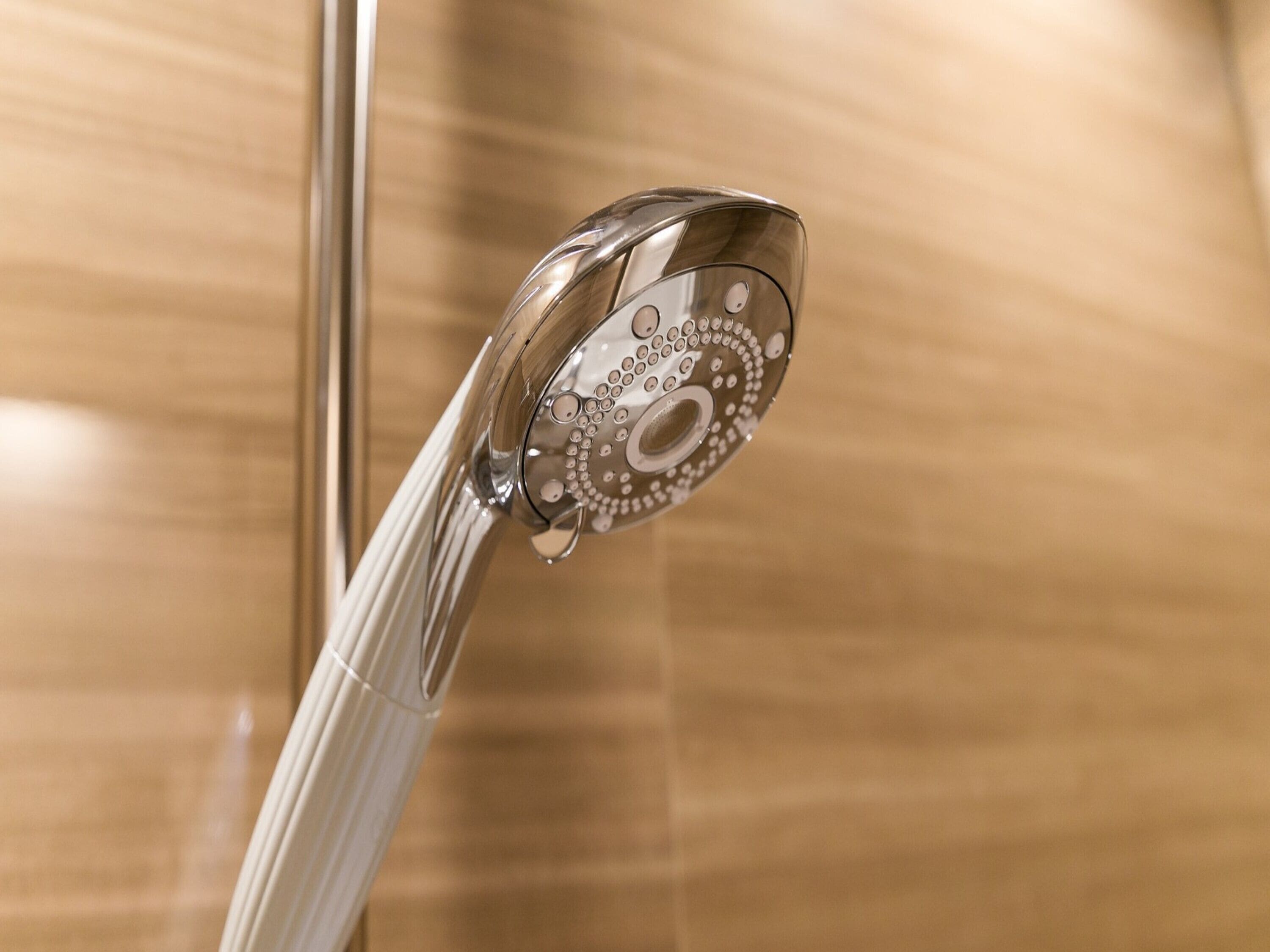 Une pomme de douche au design circulaire et dotée de plusieurs types de jets.