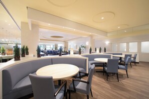 2 개의 레스토랑, 아침 식사 제공