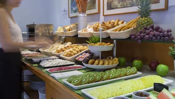 Frokostbuffé hver dag (EUR 14 per person)