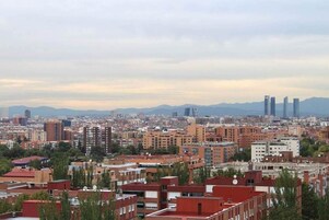 Paesaggio urbano con edifici residenziali e commerciali, tra cui anche grattacieli.