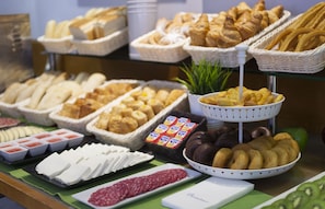 Päivittäinen buffetaamiainen (14 EUR per henkilö)