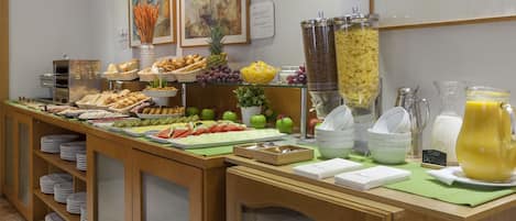 Petit déjeuner buffet (14 EUR par personne)