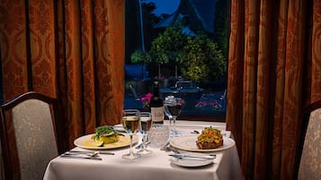 2 restaurants; lunch, dinner and brunch served