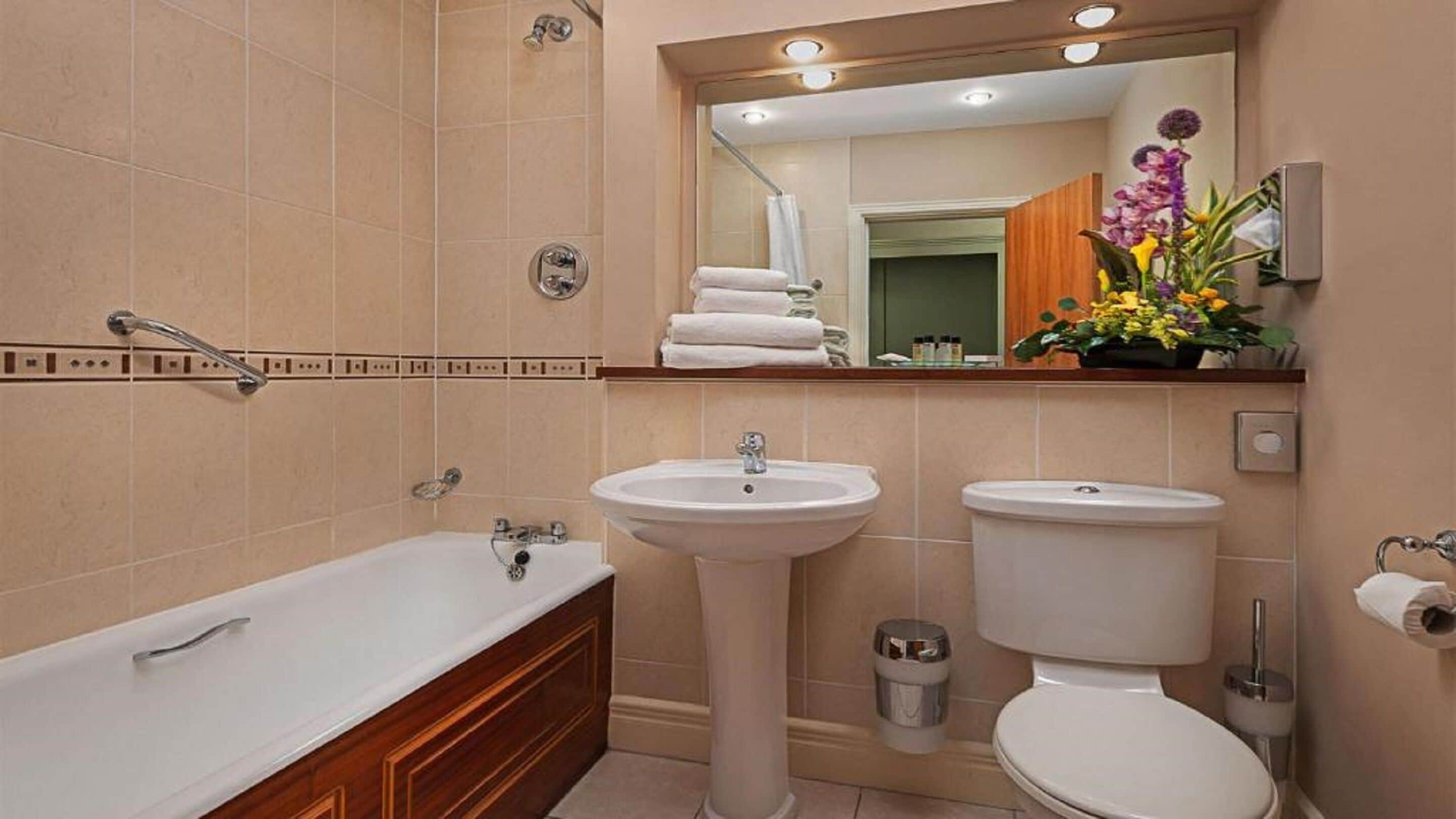 combined shower/bathtub, towels