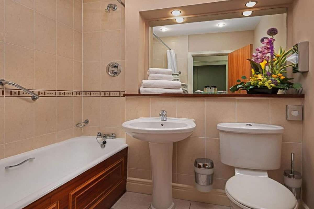 combined shower/bathtub, towels