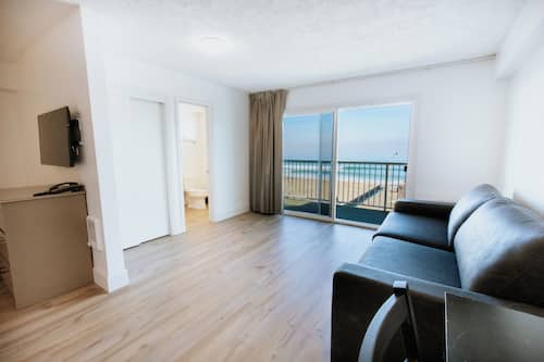 Deluxe Double Room, Ocean View | Premium bedding, pillowtop beds, laptop workspace, blackout drapes