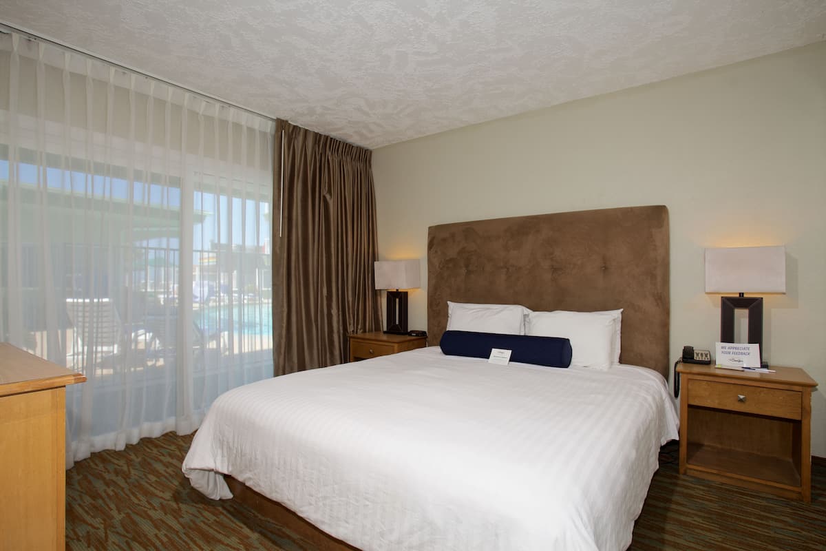Standard Room, 1 King Bed, Accessible | 1 bedroom, premium bedding, pillow-top beds, in-room safe