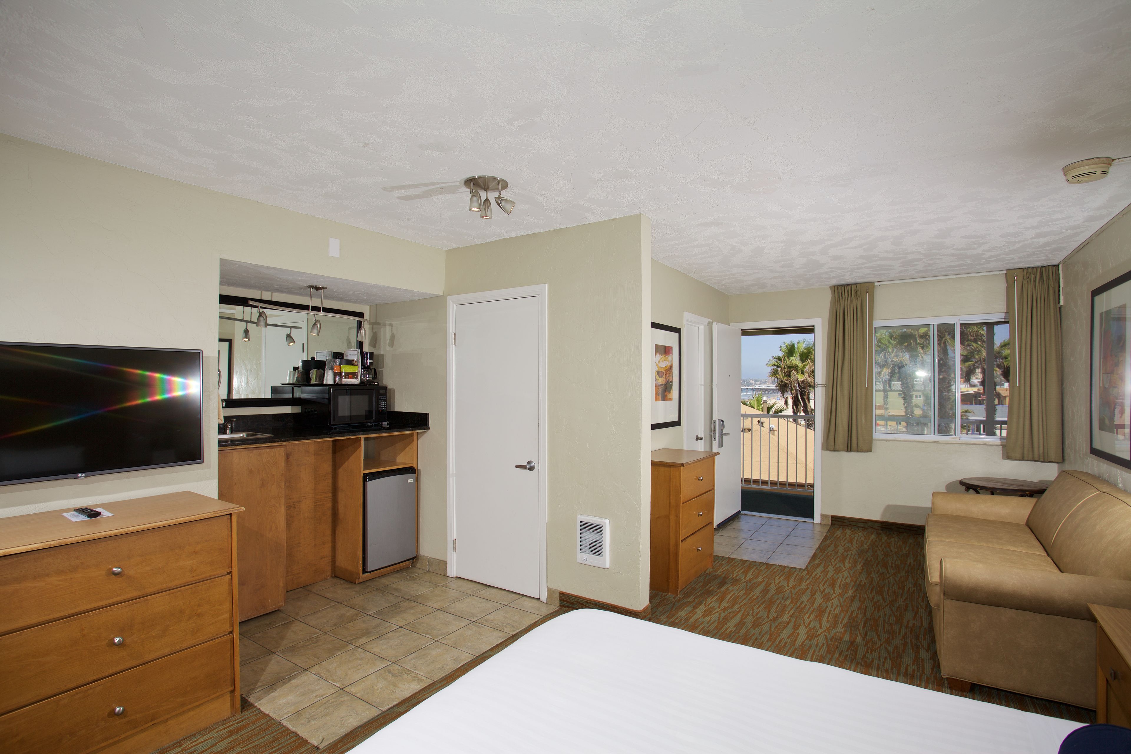 高档床上用品、加厚床垫、客房内保险箱、遮光窗帘