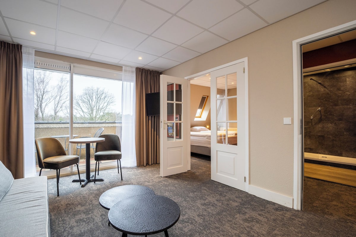 Junior suite | Een bureau, verduisterende gordijnen, een strijkplank/strijkijzer