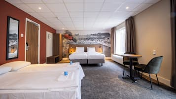 Familienzimmer | Schreibtisch, Verdunkelungsvorhänge, Bügeleisen/Bügelbrett, Babybetten