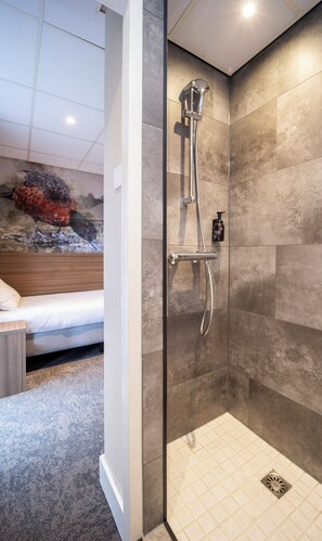 Single Room (with Shower) | Bathroom | Shower, eco-friendly toiletries, hair dryer, towels - Fletcher Hotel - Restaurant Doorwerth - Arnhem (Doorwerth)