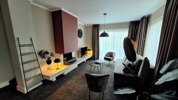 Suite | Een bureau, verduisterende gordijnen, een strijkplank/strijkijzer