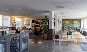 Se sirven desayunos, almuerzos y cenas; cocina internacional