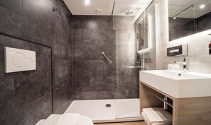 Shower, eco-friendly toiletries, hair dryer, towels - Fletcher Hotel - Restaurant Doorwerth - Arnhem (Doorwerth)