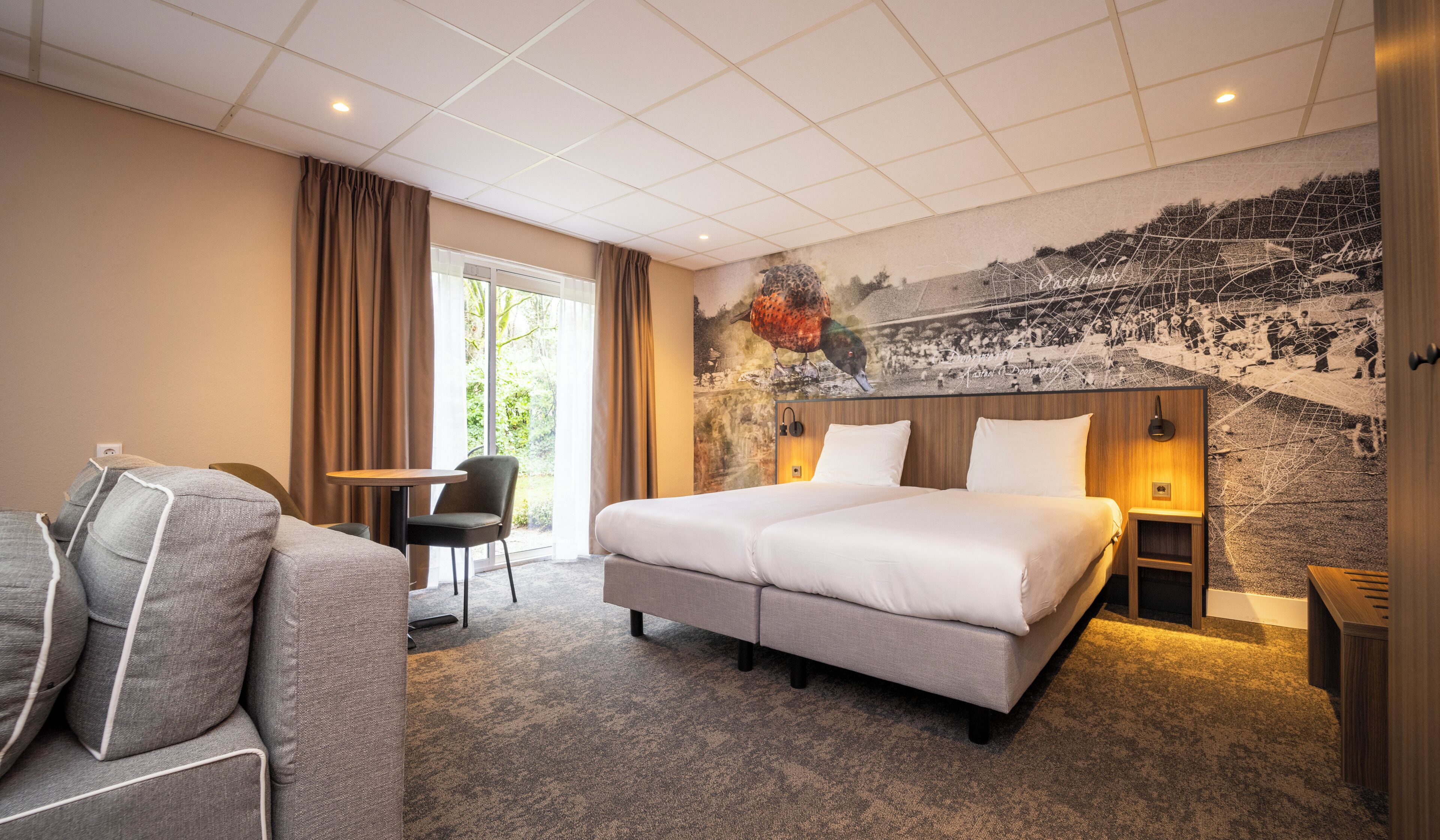 Familiekamer | Een bureau, verduisterende gordijnen, een strijkplank/strijkijzer