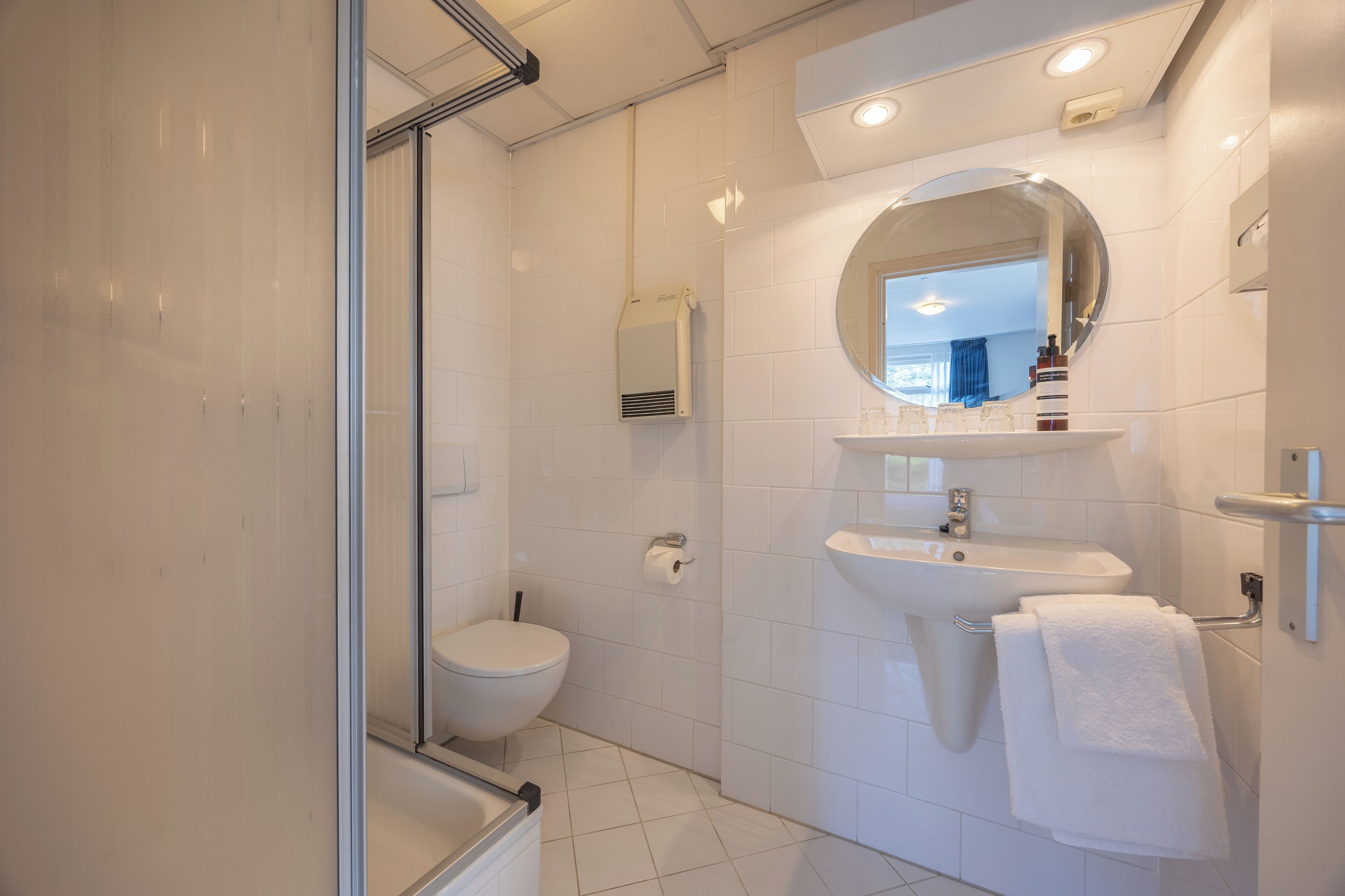 ห้องพักสำหรับสี่ท่าน | ห้องน้ำ | ของใช้ในห้องน้ำเป็นมิตรต่อสิ่งแวดล้อม, ผ้าเช็ดตัว, สบู่, ยาสระผม