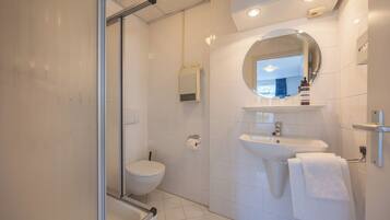 ห้องพักสำหรับสี่ท่าน | ห้องน้ำ | ของใช้ในห้องน้ำเป็นมิตรต่อสิ่งแวดล้อม, ผ้าเช็ดตัว, สบู่, ยาสระผม