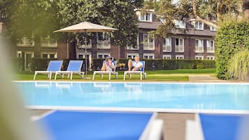 Seasonal outdoor pool, pool umbrellas, sun loungers