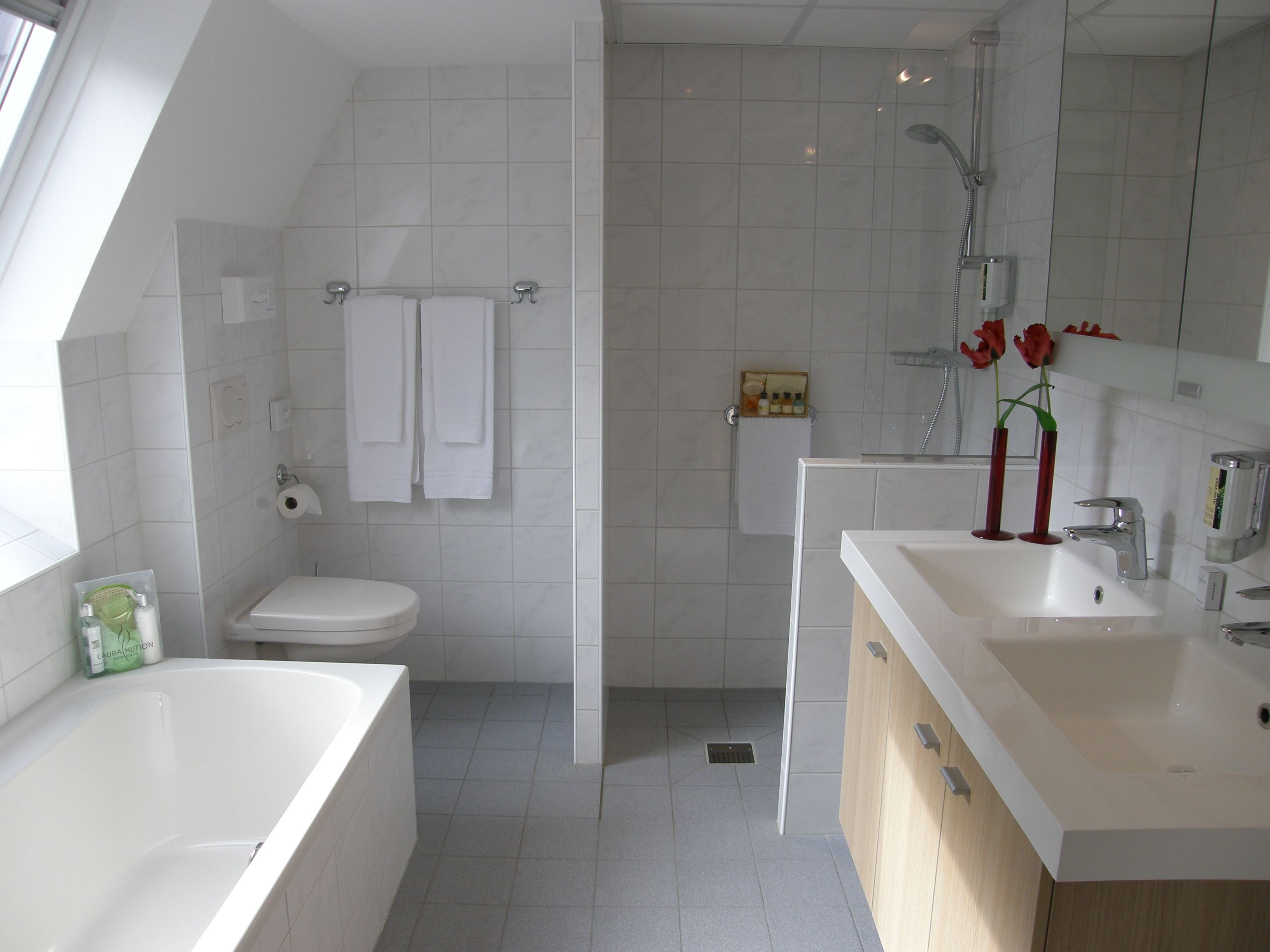 double room, bathtub | bathroom | free toiletries, hair dryer, towels