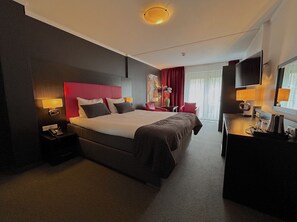 Quarto casal conforto, banheira | Cofres nos quartos, escrivaninha, ferros/tábuas de passar roupa