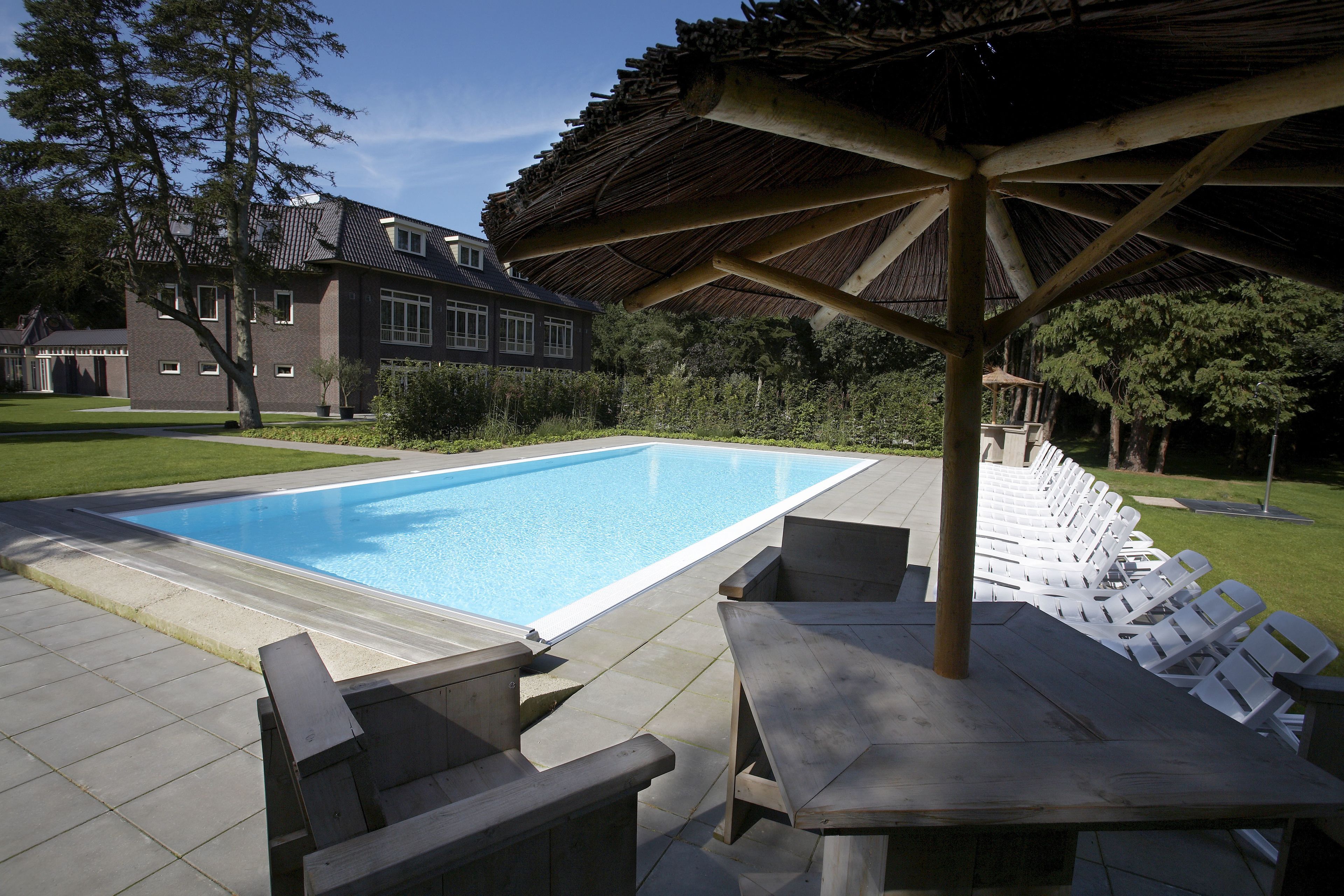 Piscine extérieure (ouverte en saison), parasols de plage
