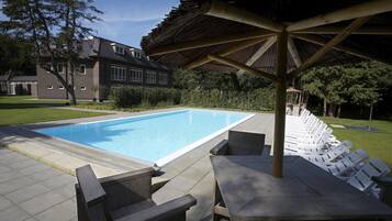 Alberca al aire libre por temporada y sombrillas en la alberca