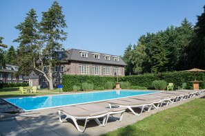 Piscina externa sazonal, guarda-sóis, espreguiçadeiras