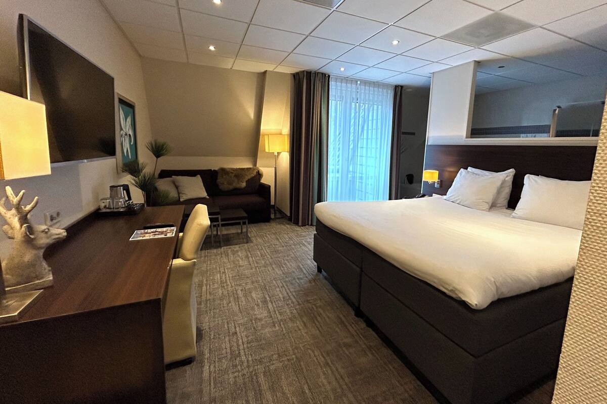 executive double room, bathtub | 1 bedroom, in-room safe, desk, iron/ironing board