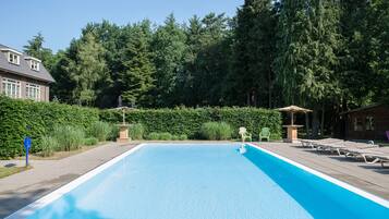 Sæsonbestemt udendørs pool, parasoller, liggestole