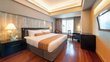 Deluxe Room, 1 King Bed, Non Smoking | In-room safe, desk, blackout curtains, iron/ironing board