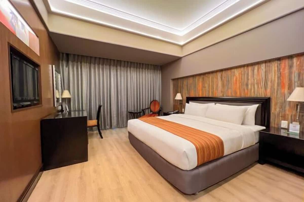 In-room safe, desk, blackout drapes, iron/ironing board (on request)