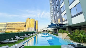 2 outdoor pools