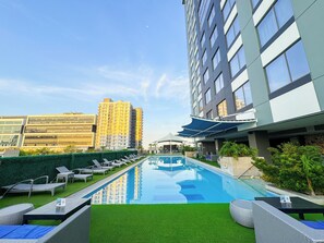 2 outdoor pools - The Bellevue Manila  (Muntinlupa)