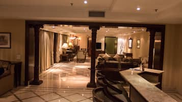 Business suite | Premium bedding, Select Comfort beds, free minibar items, in-room safe