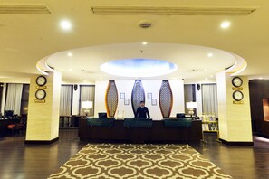Lobby - The Bristol Hotel (Gurugram)