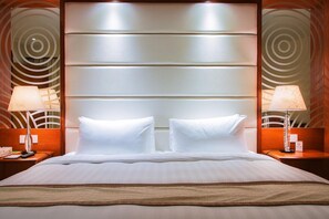 Minibar, caja de seguridad en la habitación y escritorio 