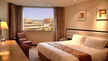 Premier deluxe room | Minibar, in-room safe, desk, iron/ironing board