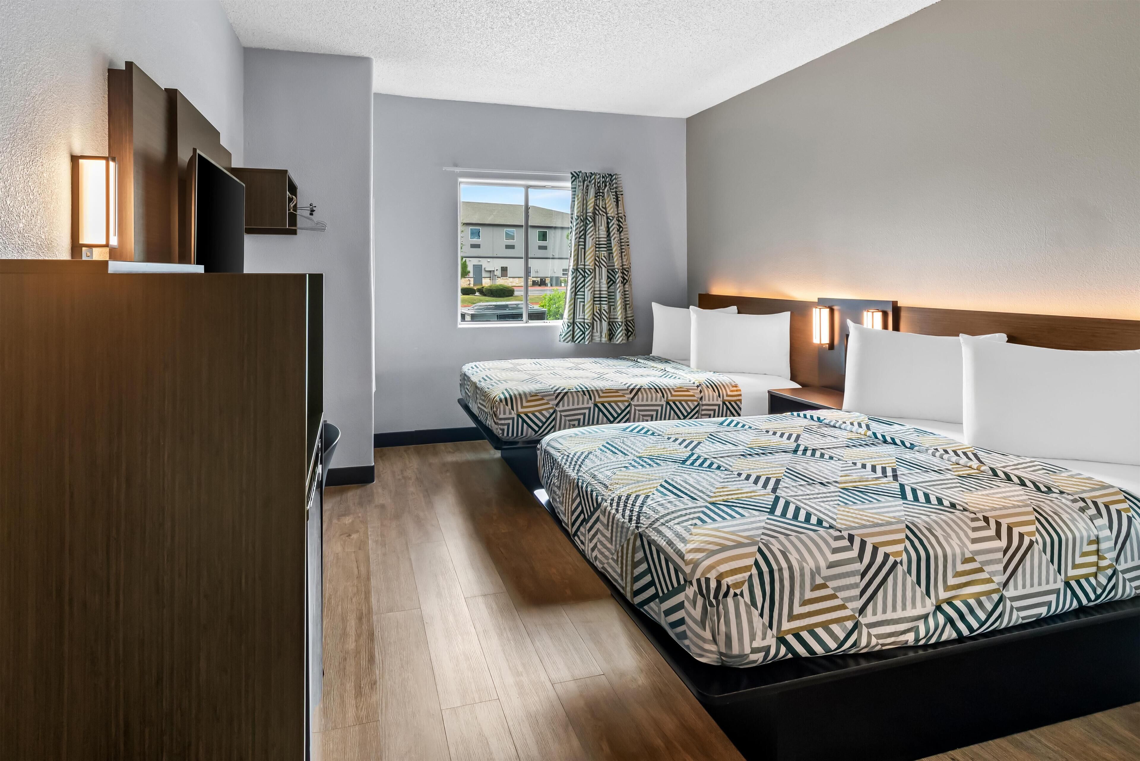 Standardzimmer, 2 Doppelbetten, Nichtraucher | Kostenloses WLAN, Bettwäsche